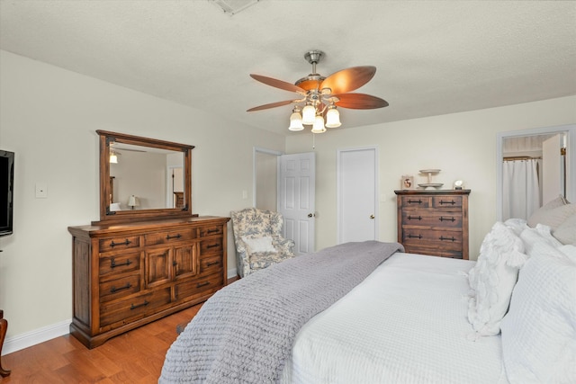 bedroom featuring a textured ceiling, light hardwood / wood-style floors, and ceiling fan