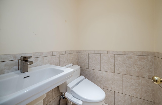 unfurnished bedroom featuring hardwood / wood-style floors, ceiling fan, ornamental molding, and a closet