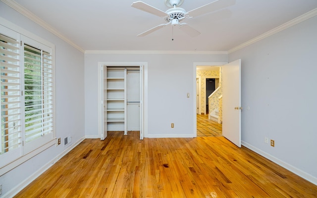 unfurnished bedroom featuring light wood-type flooring, a closet, ceiling fan, and ornamental molding