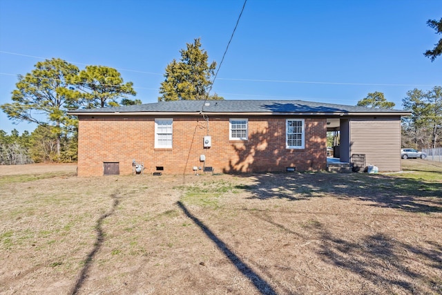 back of house featuring a lawn