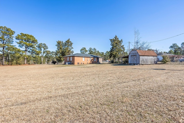 view of yard featuring a storage shed