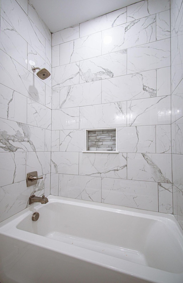 bathroom with tiled shower / bath combo