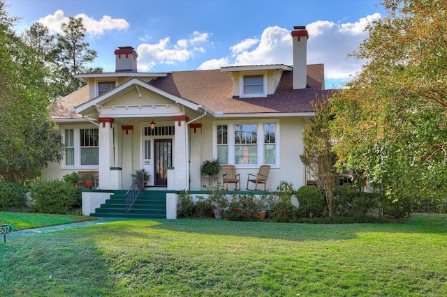 view of front of home featuring a front lawn