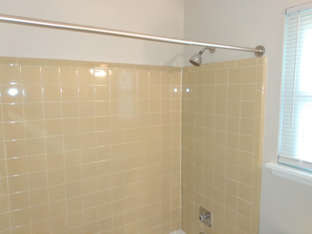 bathroom featuring tiled shower / bath