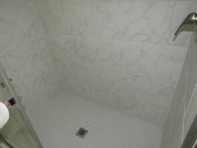 full bath featuring a tile shower