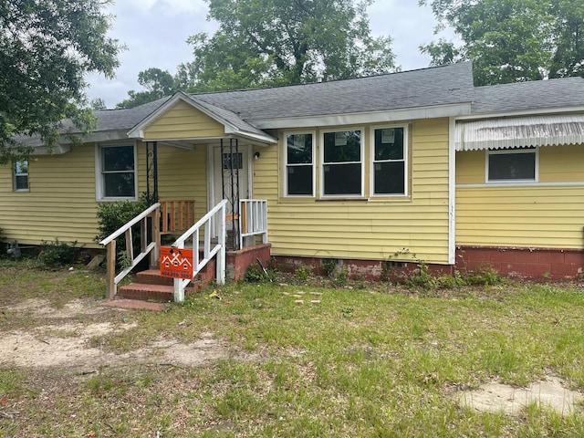 view of front facade featuring a front yard