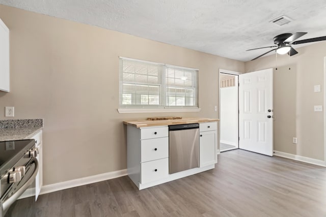 kitchen featuring light wood-style floors, ceiling fan, refrigerator, visible vents, and stainless steel electric range