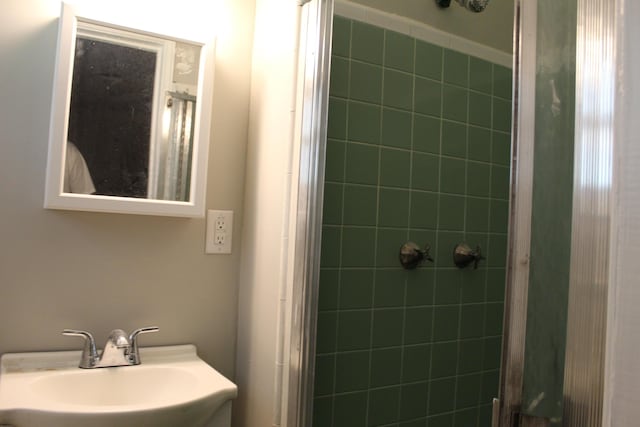 2266 Darlington Dr, Augusta, GA 30904 - bathroom featuring a sink and tiled shower