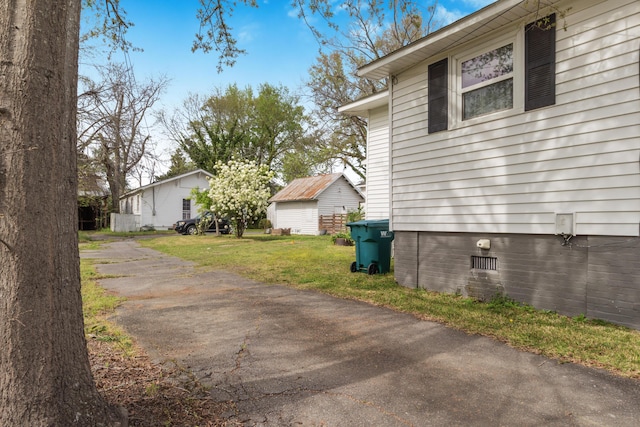 208 W W Hall St, Thomson, GA 30824 - view of side of property featuring crawl space, driveway, and a lawn