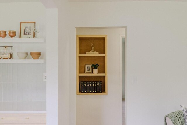 115 W St, Thomson, GA 30824 - detailed view of built in shelves