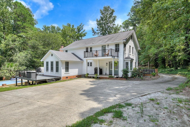 view of front of property featuring a balcony