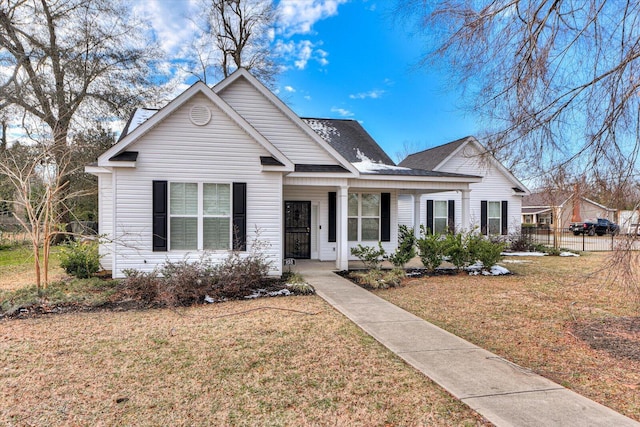 bungalow featuring a front lawn