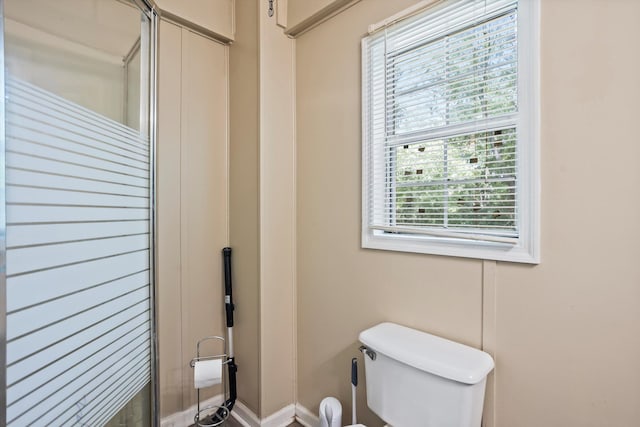 520 Central Rd, Thomson, GA 30824 - bathroom with a shower with door, toilet, and baseboards
