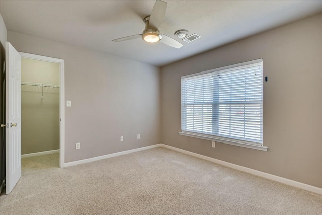 carpeted empty room featuring ceiling fan