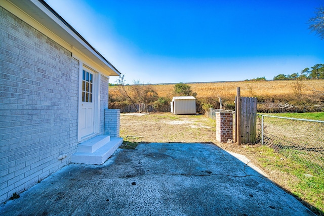 view of yard with a storage shed