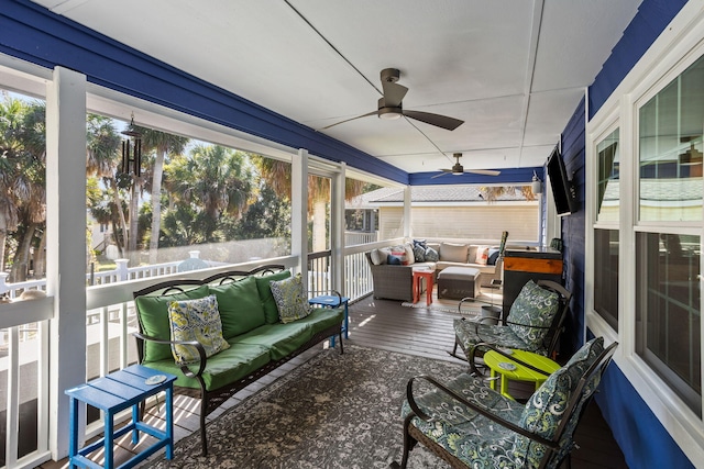 sunroom with ceiling fan