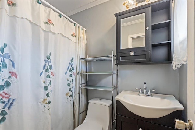 bathroom with a shower with curtain, crown molding, vanity, and toilet