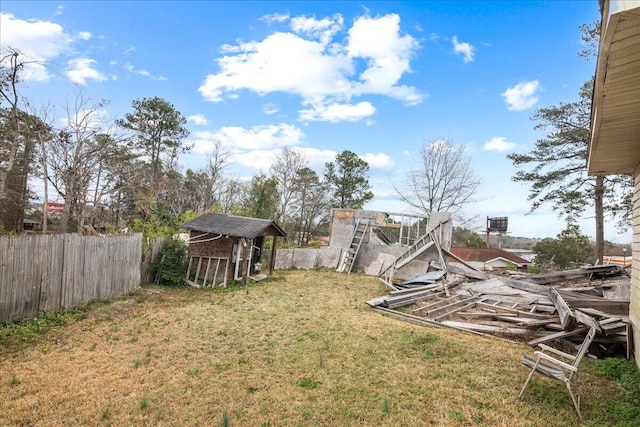 view of yard featuring an outdoor structure