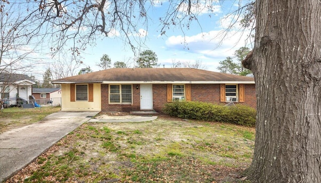 ranch-style home featuring a front yard