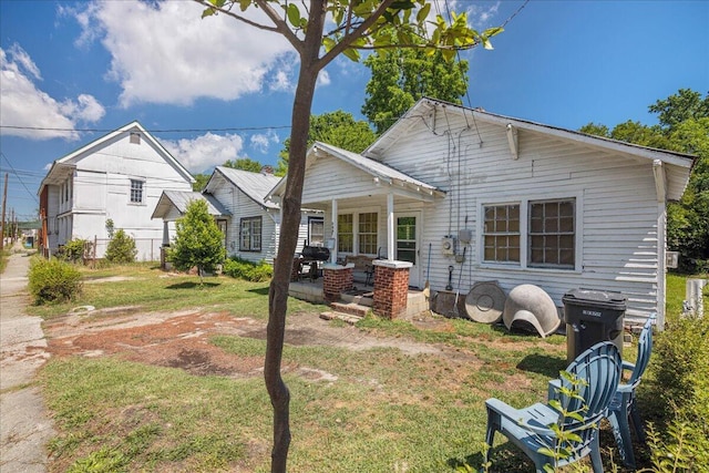 view of front facade featuring a front yard and a porch