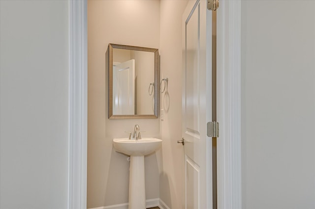 909 Kay Pl, Grovetown, GA 30813 - bathroom featuring baseboards
