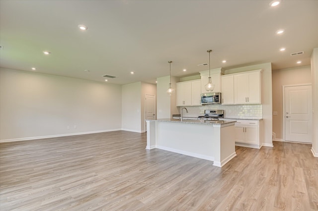 909 Kay Pl, Grovetown, GA 30813 - kitchen featuring stainless steel appliances, light wood-style floors, decorative backsplash, recessed lighting, and white cabinetry