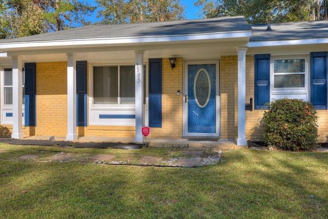 view of front of property with a front yard