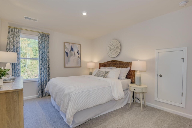 bedroom featuring light colored carpet, visible vents, baseboards, and recessed lighting