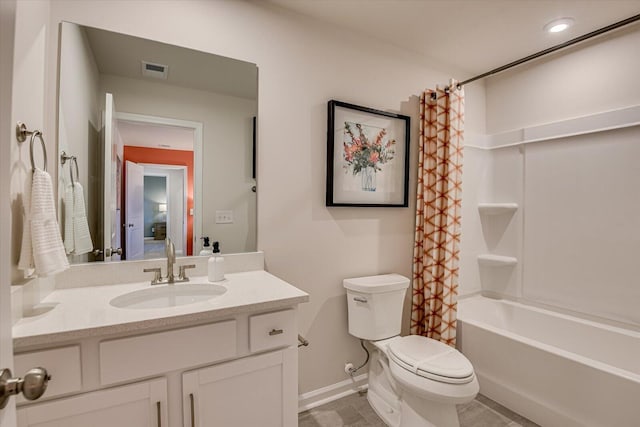 full bath featuring visible vents, toilet, shower / bath combo with shower curtain, vanity, and baseboards