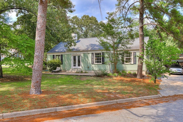 new england style home featuring a front lawn