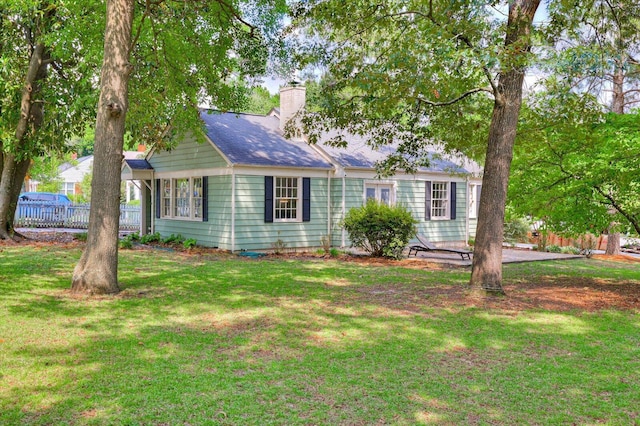 view of front of property with a front lawn