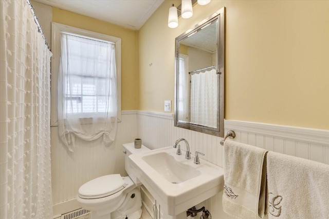 bathroom featuring toilet and sink