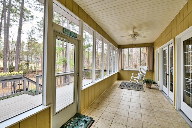 sunroom / solarium featuring a ceiling fan