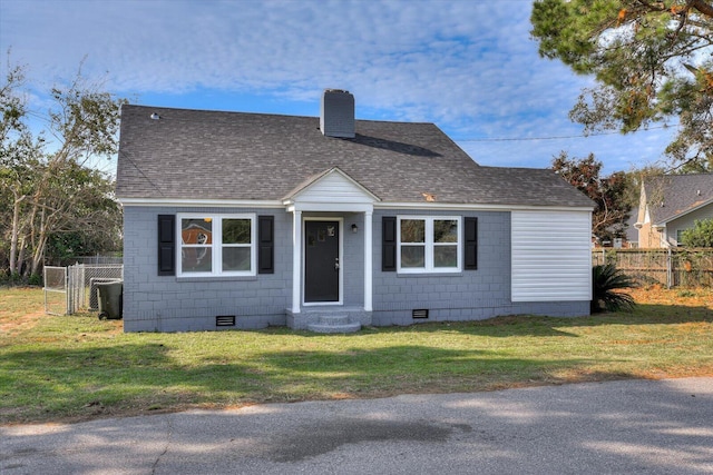 bungalow featuring a front lawn