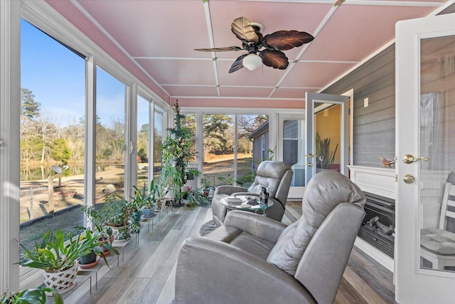 sunroom with ceiling fan