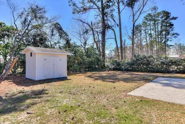 view of yard with a storage shed and an outdoor structure