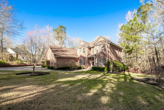 view of front of house featuring a front lawn