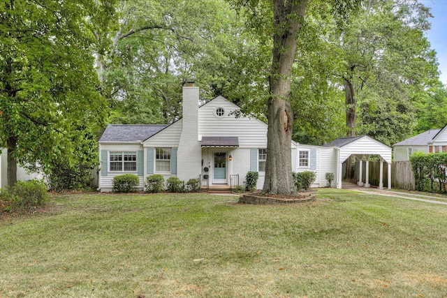 view of front facade with a front yard