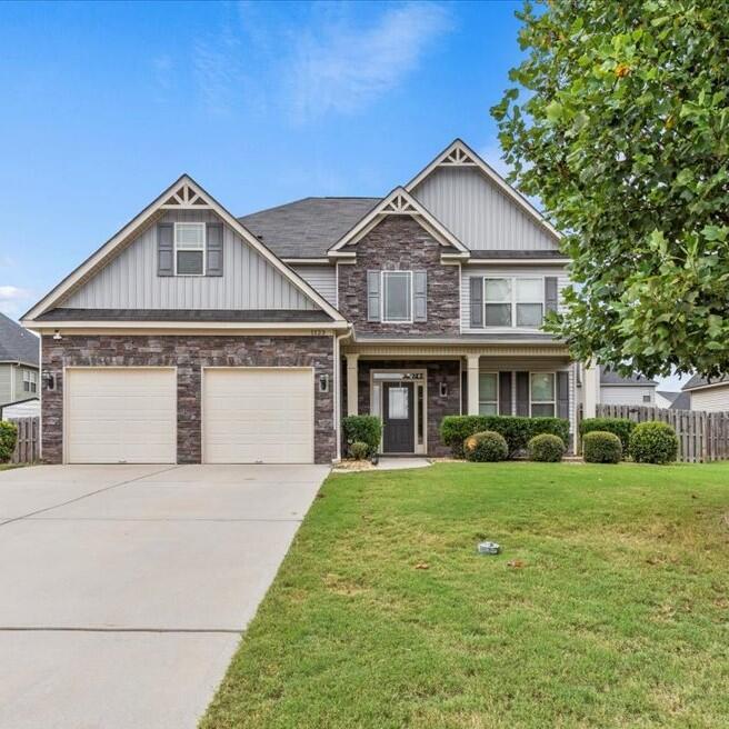 craftsman-style house featuring a front yard