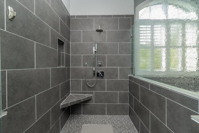 bathroom featuring tiled shower