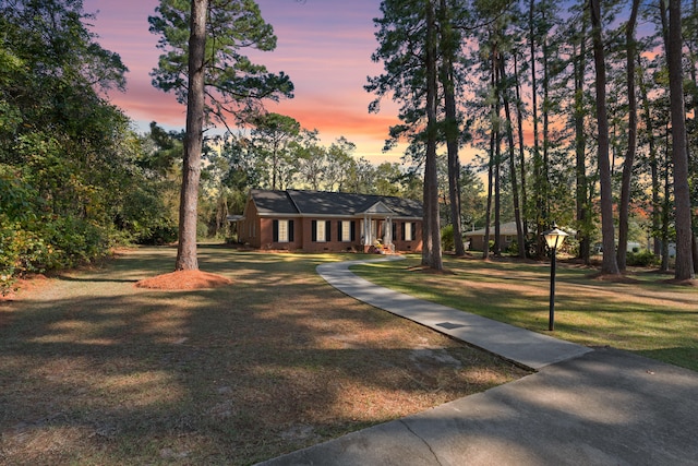 view of front facade featuring a yard