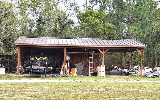 view of pole building featuring a yard