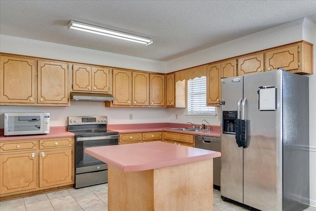 kitchen featuring appliances with stainless steel finishes, a textured ceiling, crown molding, sink, and a kitchen island