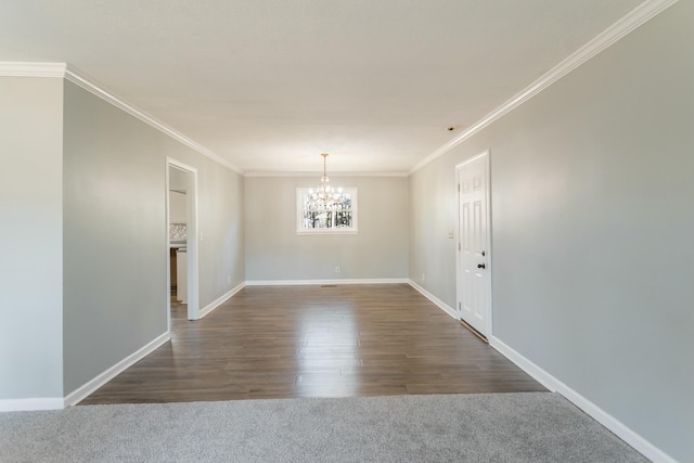 carpeted empty room featuring crown molding and a notable chandelier