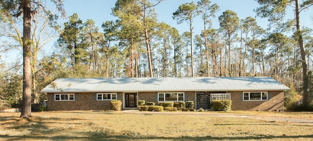 ranch-style house featuring a front lawn