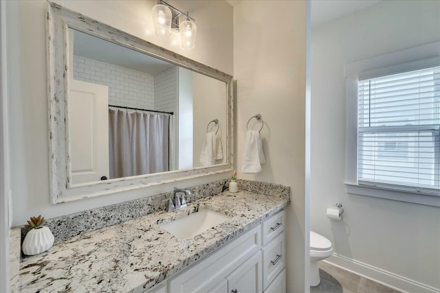 bathroom featuring a shower with curtain, baseboards, vanity, and toilet