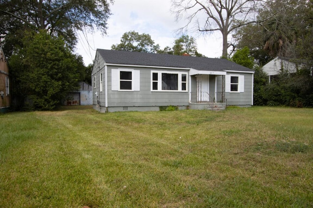 view of front of house with a front lawn