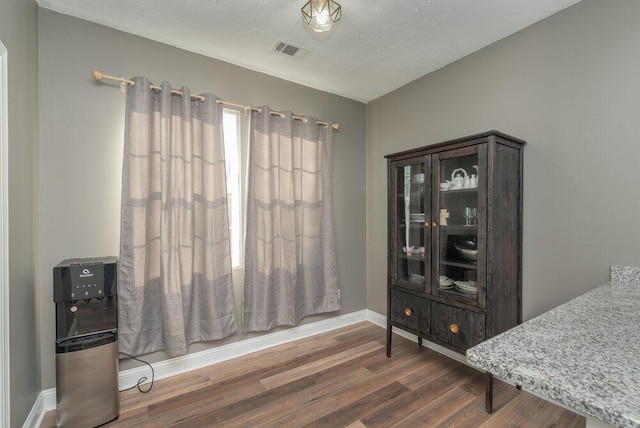 dining space featuring baseboards, visible vents, and dark wood-style floors