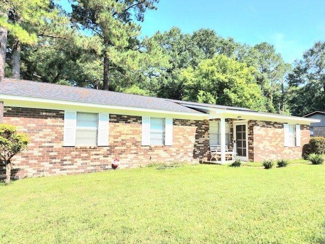 ranch-style house featuring a front lawn