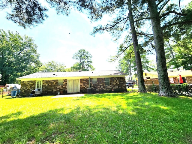 view of yard featuring central AC unit